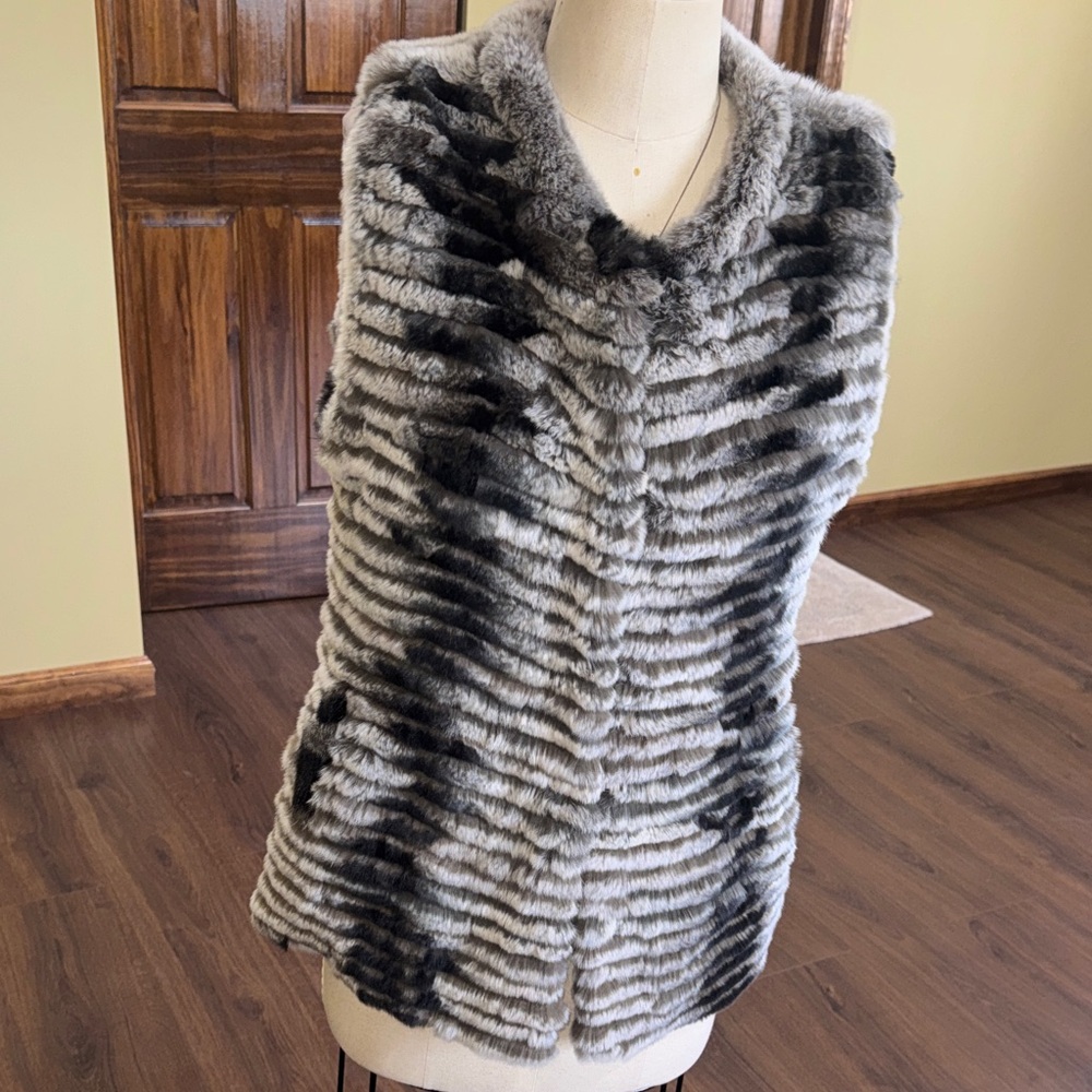 Volare New York Elegant Gray Fur Vest